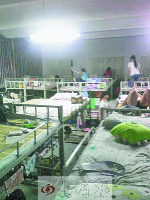 住在電教室里的女生們，擁擠不堪。