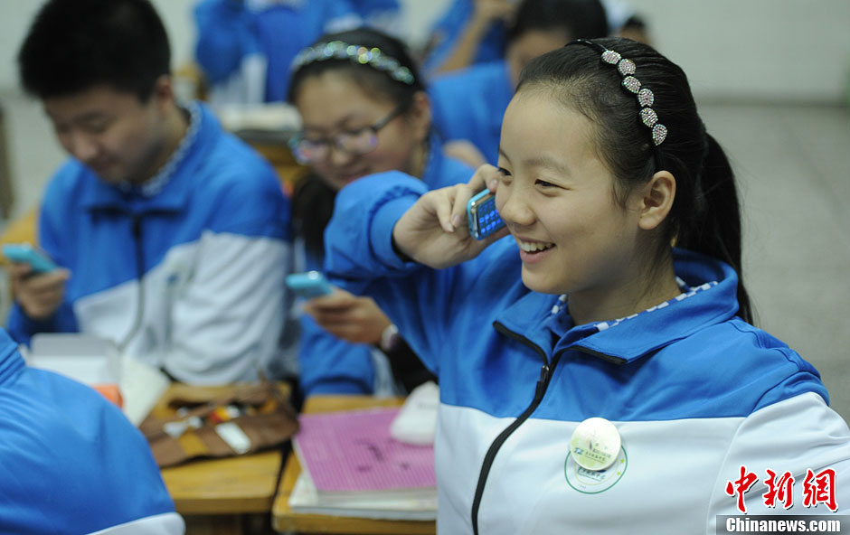 圖為一同學(xué)正在試手機(jī)的通話功能。