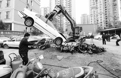  一輛走私寶馬轎車(chē)被銷(xiāo)毀。 記者金振強(qiáng) 攝