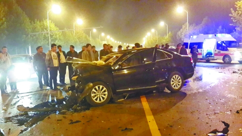 車禍發(fā)生在鄭開大道路中央雙黃線附近,現(xiàn)場狀況慘烈。