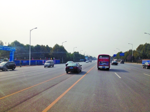 鄭開大道上隨處可見車輛駛?cè)腚p黃線超車,很危險。