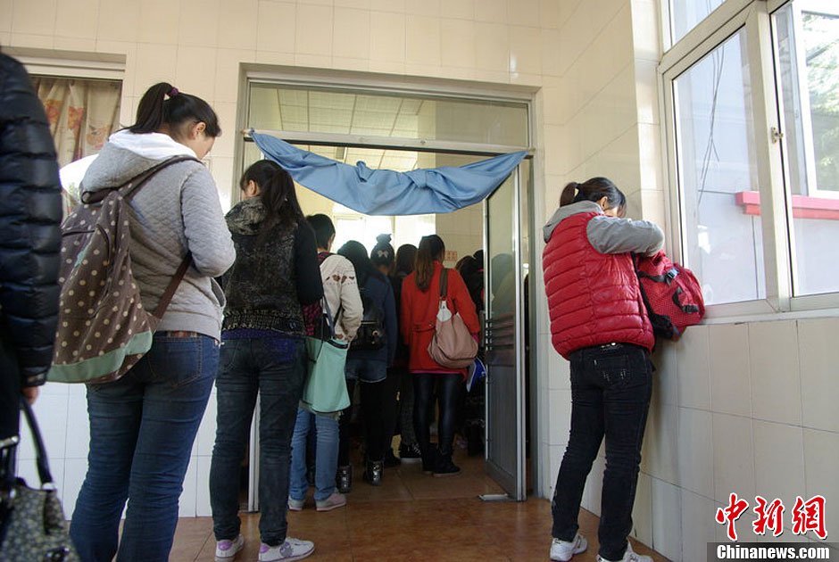 　10月26日上午10點(diǎn)多，北京香山路賞紅客摩肩接踵