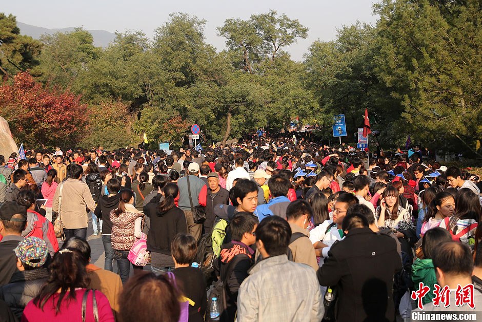 　10月26日，北京香山公園內(nèi)游客摩肩接踵。