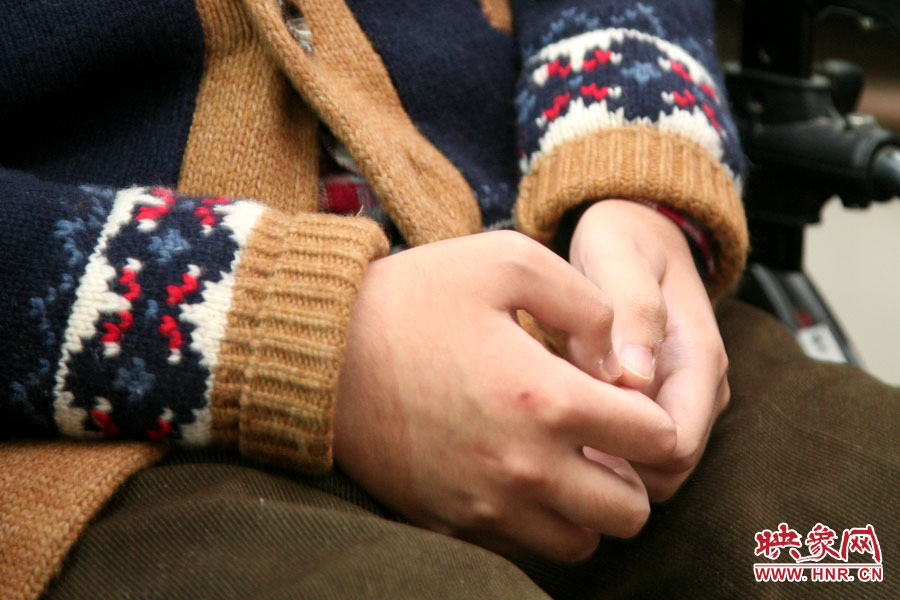 也許是對(duì)陌生人來(lái)訪的感受到了拘謹(jǐn)，王海龍的雙手僅僅的握著