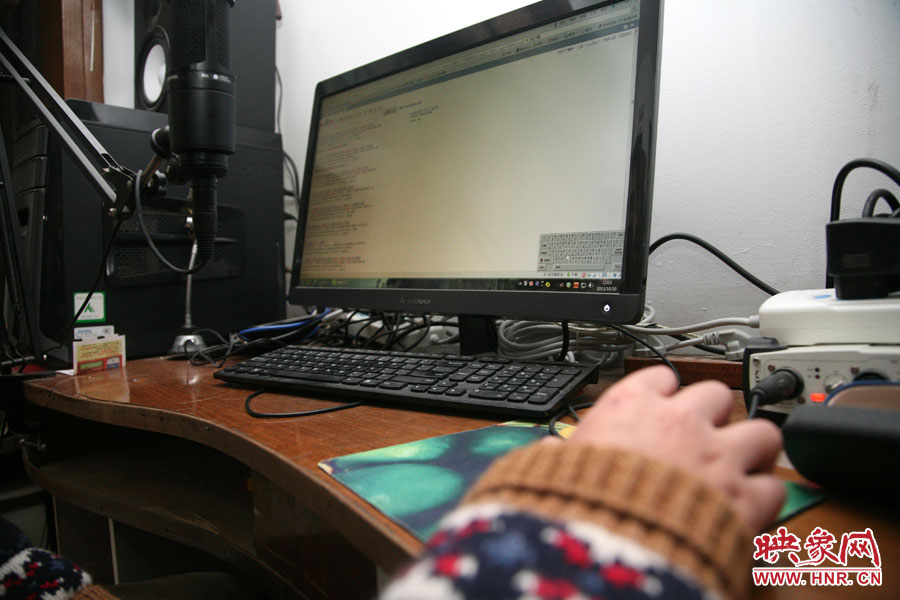 由于海龍只剩下兩根手指可以做動(dòng)作，聰明的他調(diào)出軟鍵盤(pán)來(lái)打字搜索