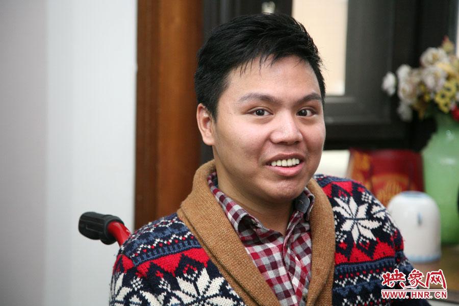 練完歌后，海龍害羞的朝著記者笑了下，說(shuō)自己發(fā)揮的不好。