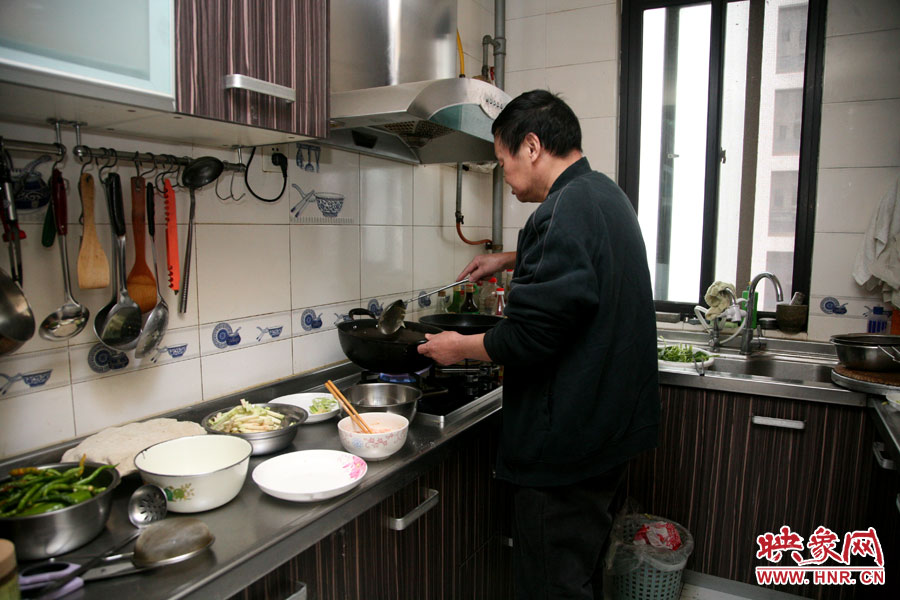 由于二老年齡也大了，于是姥姥的弟弟來(lái)住在家中幫忙照顧海龍