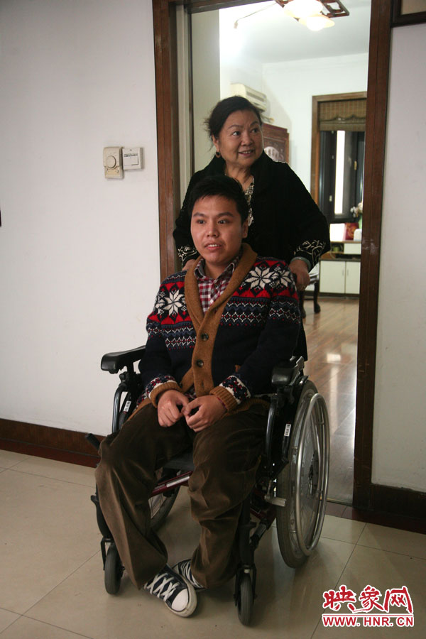 練完歌后，姥姥將海龍推了出來(lái)，因?yàn)樾袆?dòng)不便，海龍很少出門(mén)，他的活動(dòng)地方一般就是書(shū)房與客廳。