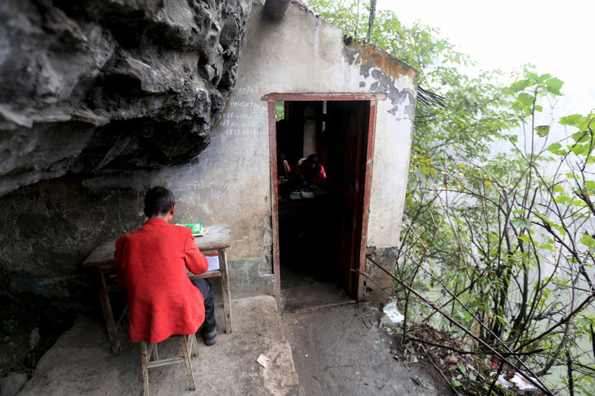 左邊是絕壁，右邊是懸崖，這樣一個讓人“倒吸涼氣”的地方，卻是袁老師的“辦公室”。