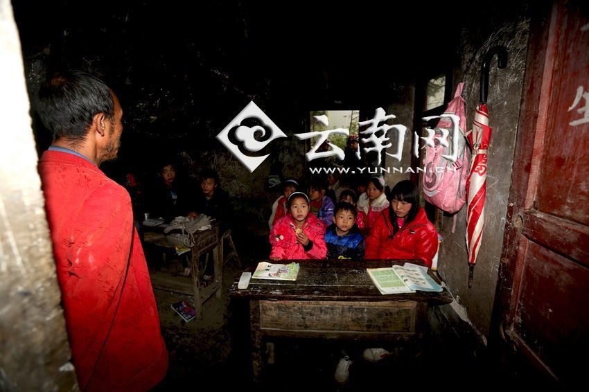 小學(xué)里只有兩個班，大點的孩子無法升入高年級，只得從一年級再讀起，就像復(fù)讀機。