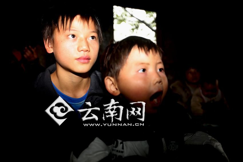 孩子認真地跟著袁老師讀拼音。徐弘毅 攝