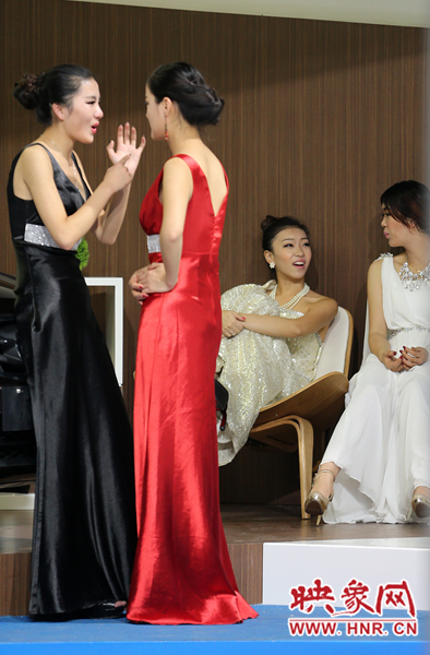 后臺(tái)休息的車模