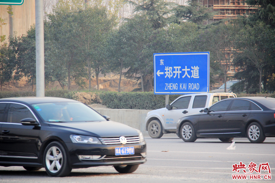 獨(dú)家:記者走訪鄭開大道 已放置數(shù)百個(gè)水泥隔離樁 獨(dú)家:記者走訪鄭開大道 已放置數(shù)百個(gè)水泥隔離樁