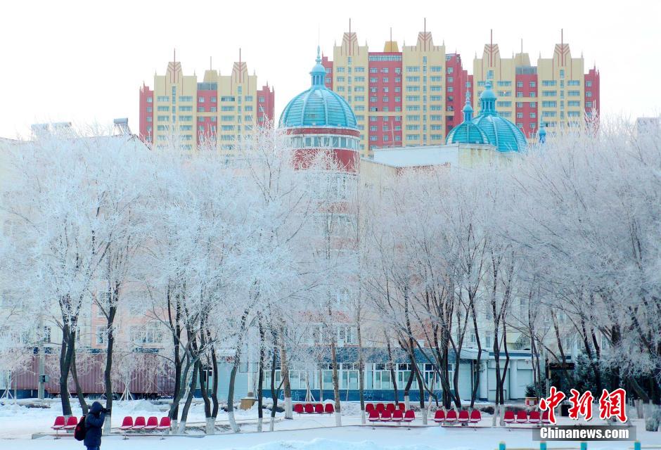 12月10日,受降溫天氣影響,黑河市黑龍江江畔出現(xiàn)綿延數(shù)公里的霧凇景觀。