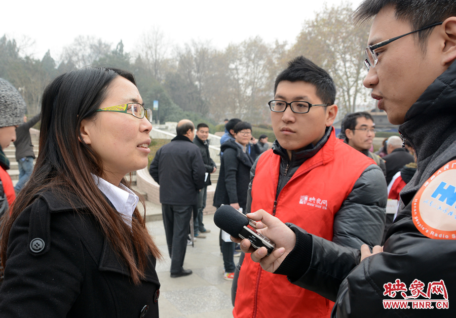 活動現(xiàn)場映象網記者和新聞廣播記者采訪地鐵相關負責人