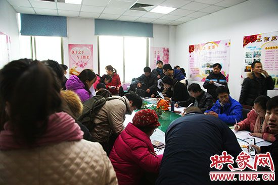 “201413”寓意“愛你一世一生” 鄭州新人扎堆領(lǐng)證 “201413”寓意“愛你一世一生” 鄭州新人扎堆領(lǐng)證