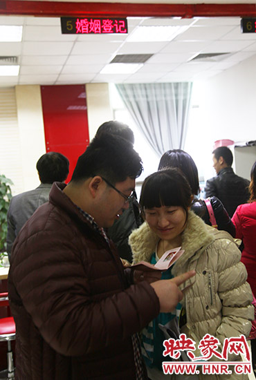 “201413”寓意“愛你一世一生” 鄭州新人扎堆領(lǐng)證 “201413”寓意“愛你一世一生” 鄭州新人扎堆領(lǐng)證