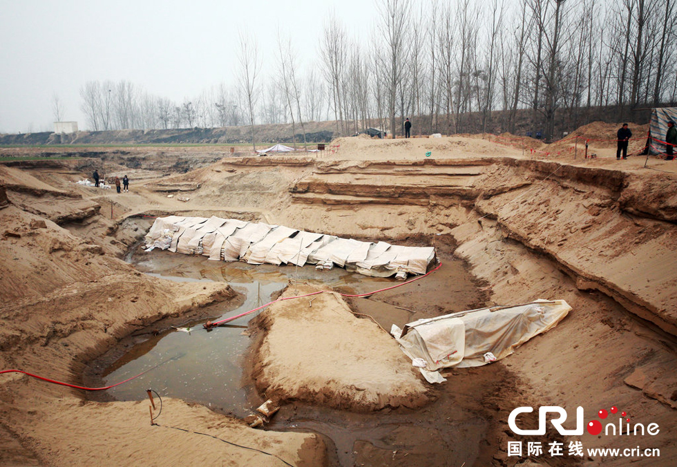 2014年1月6日，河南洛陽古沉船發(fā)掘現(xiàn)場，兩艘古沉船，一艘已經(jīng)挖掘出土，另一艘還有一半埋在沙丘里。