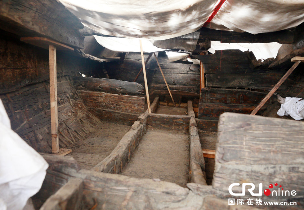 2014年1月6日，河南洛陽古沉船發(fā)掘現(xiàn)場，古沉船頭，船倉內部。