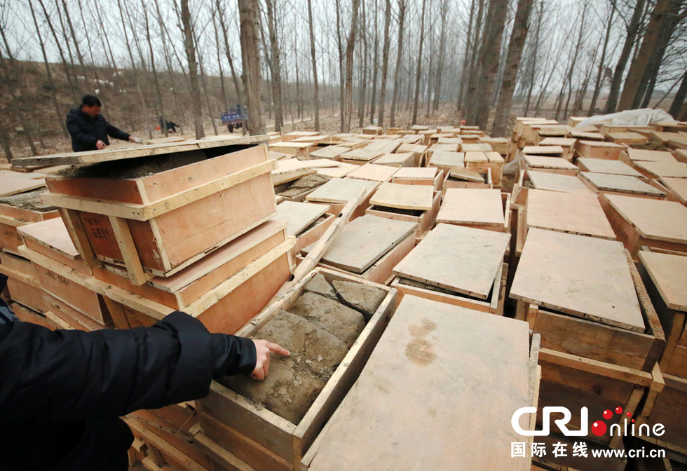 2014年1月6日，河南洛陽古沉船發(fā)掘現(xiàn)場，古船周圍和船上清理出來的青膏泥已被打包入箱。