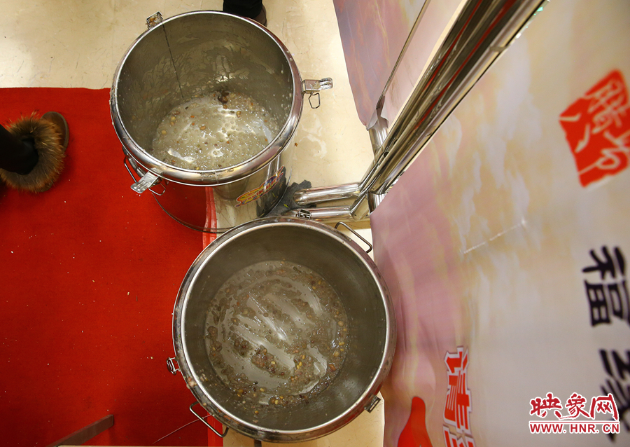 由于人多，兩大桶粥二十分鐘內(nèi)已經(jīng)見(jiàn)底。