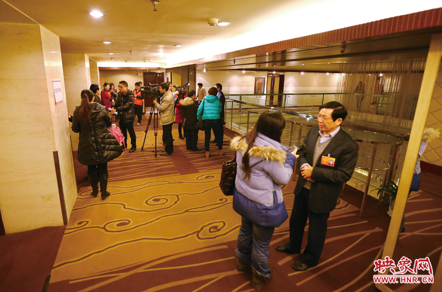 會議間隙，樓道成為記者采訪的主戰(zhàn)場