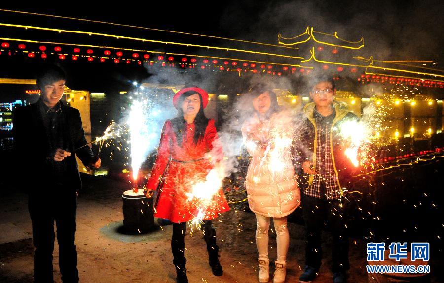 1月30日，浙江金華武義市民在燃放煙花，喜迎馬年春節(jié)。