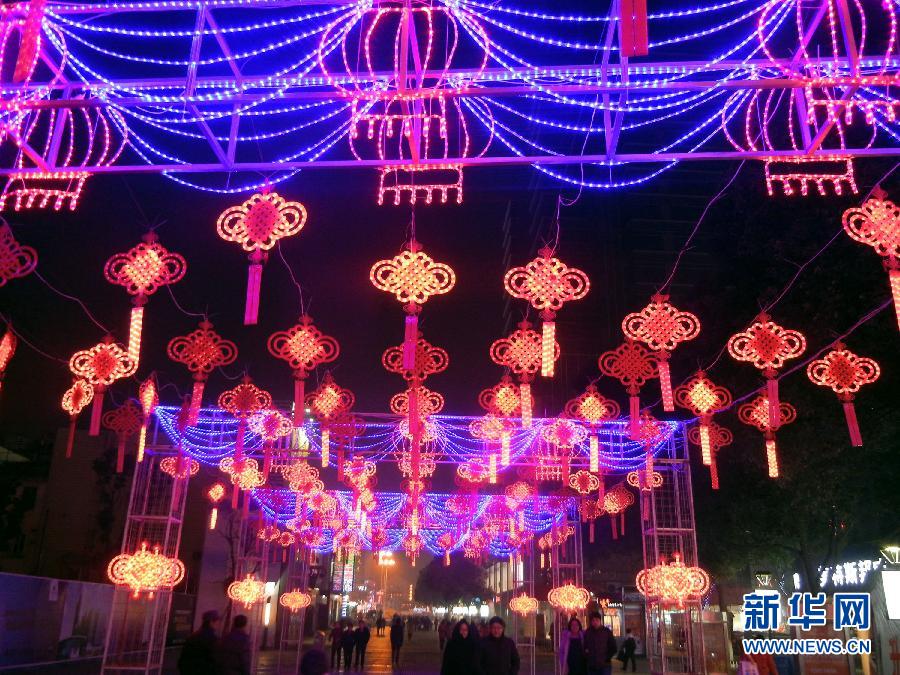 　1月30日，市民走在由中國結(jié)霓虹燈裝扮的蘇州街頭。