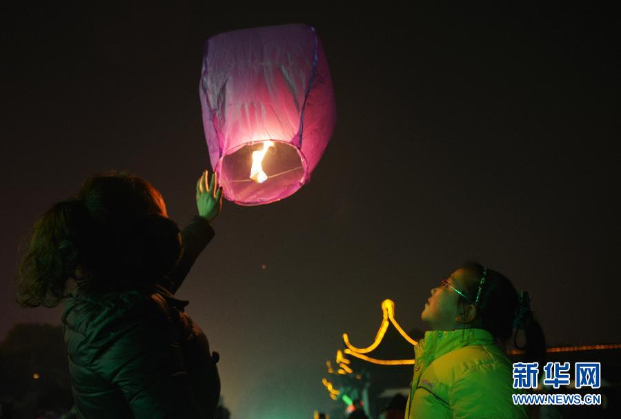 　1月30日，游客在江蘇省鎮(zhèn)江市金山公園門口放飛孔明燈。