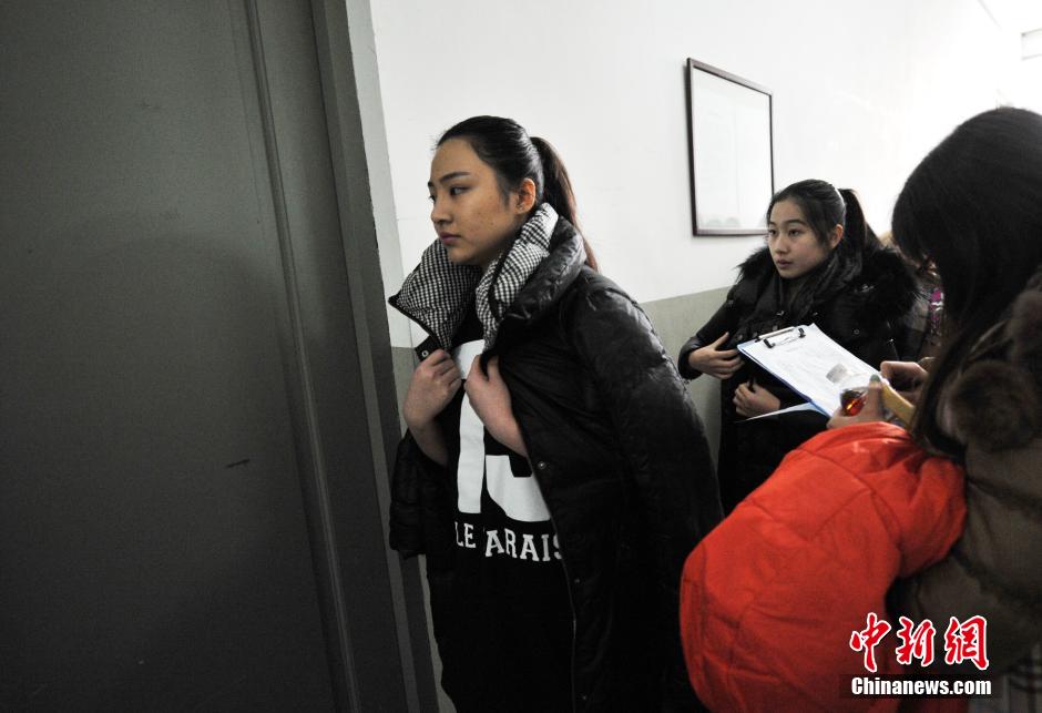 中央戲劇學(xué)院開(kāi)考 帥哥靚女冒雪趕考