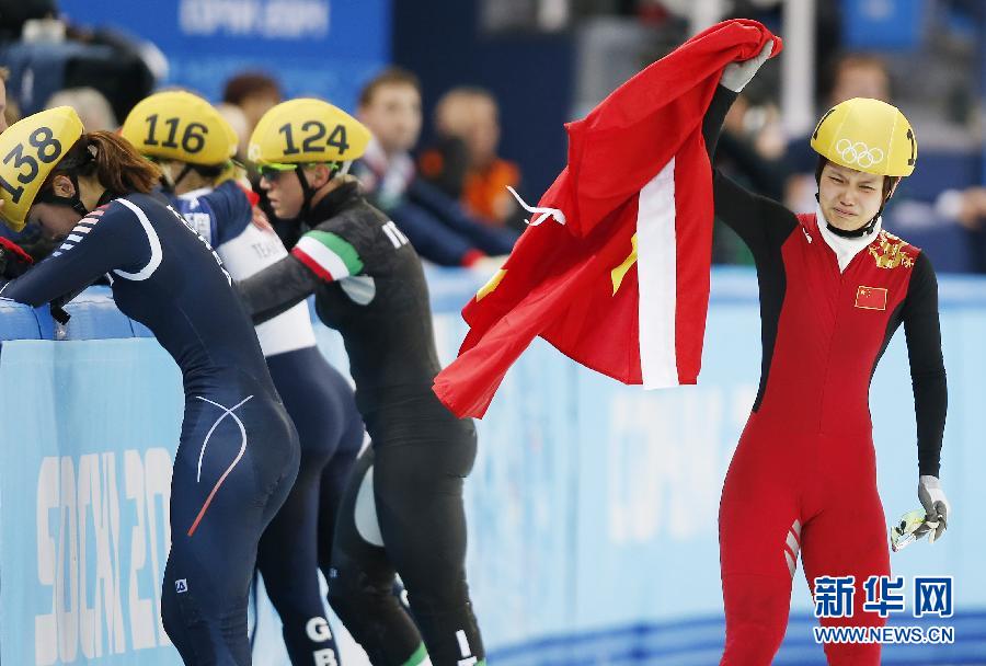 2月13日，中國(guó)選手李堅(jiān)柔（右）在比賽后慶祝。
