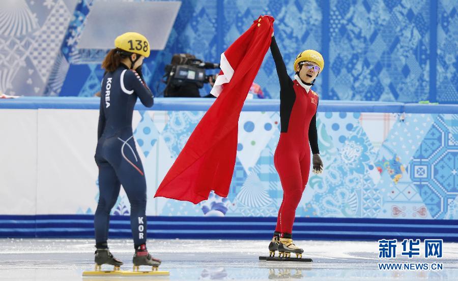 2月13日，中國(guó)選手李堅(jiān)柔（右）在比賽后慶祝。