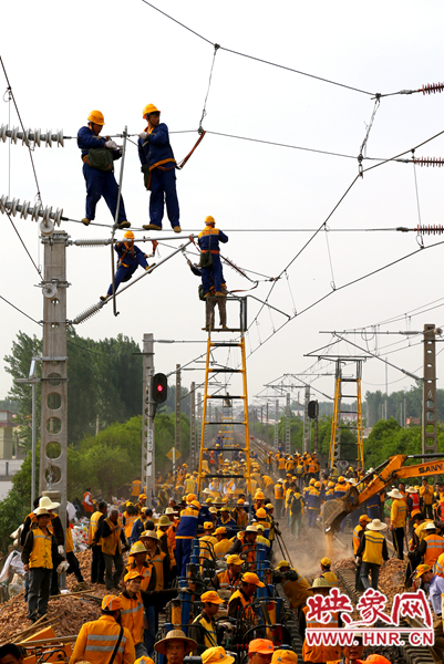 時間緊工程量大，工人們都加緊施工