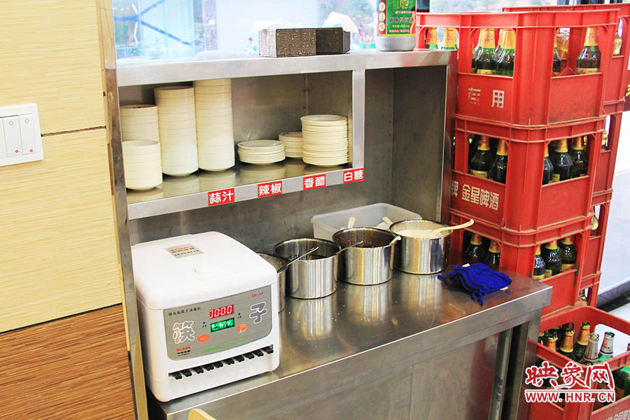 調(diào)料、小碟、餐具也都被放在另一張單獨的桌子上,需要用餐者“自助”。