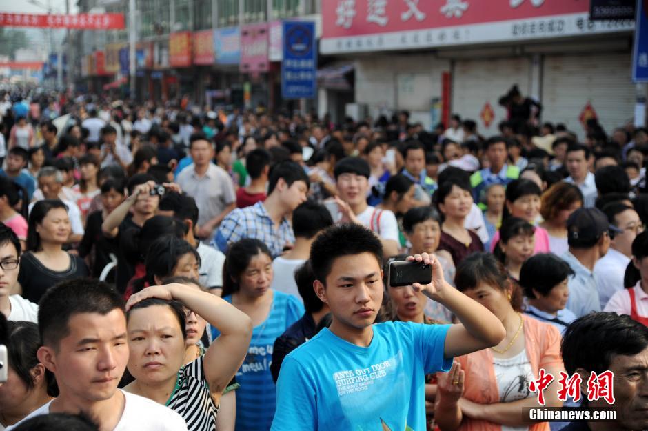 安徽毛坦廠中學(xué)考生趕考 萬(wàn)余民眾“十里相送”