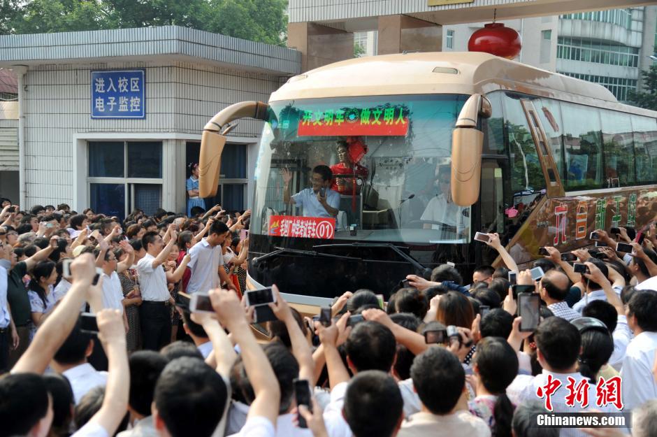安徽毛坦廠中學(xué)考生趕考 萬(wàn)余民眾“十里相送”