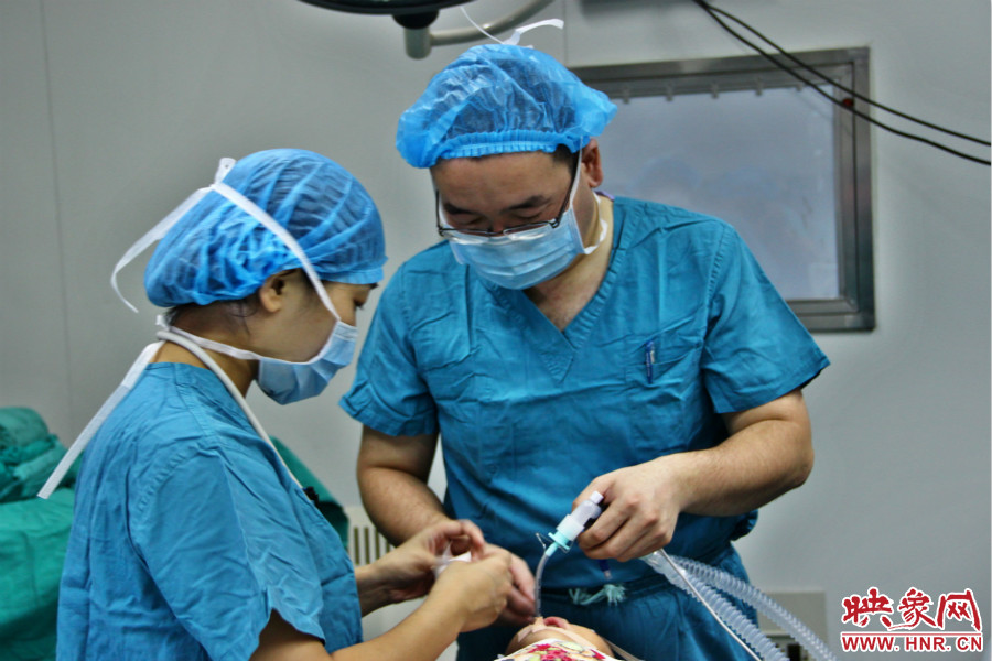 醫(yī)生正在對(duì)小龍進(jìn)行麻醉后的觀察。