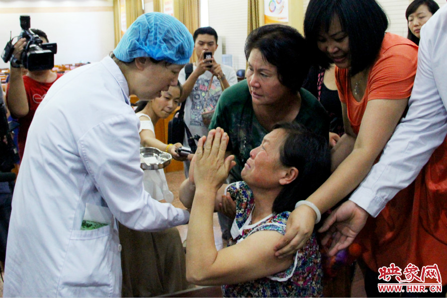 當(dāng)?shù)弥↓埬X部的鋼針成功取出，馮書想的情緒有些激動(dòng)。