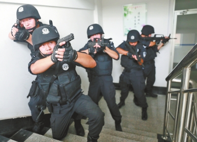 進入樓道后，特警開始地毯式搜索。