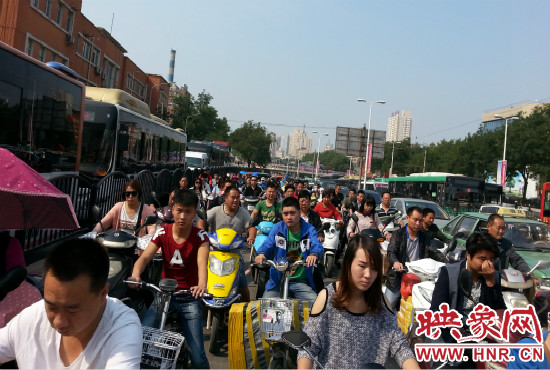 在一些易堵路段車輛仍然“寸步難行”。