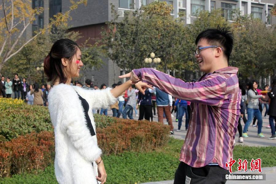 11月11日，河南財經(jīng)政法大學(xué)校園內(nèi)，300名在校大學(xué)生在上演了一出“光棍”也瘋狂的“快閃”大戲。