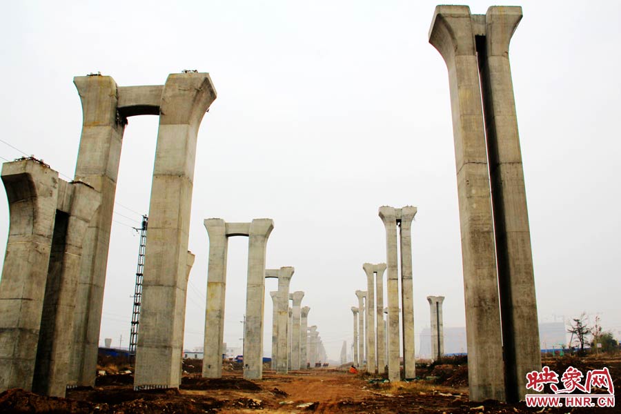 橋墩聳立，一片荒涼。