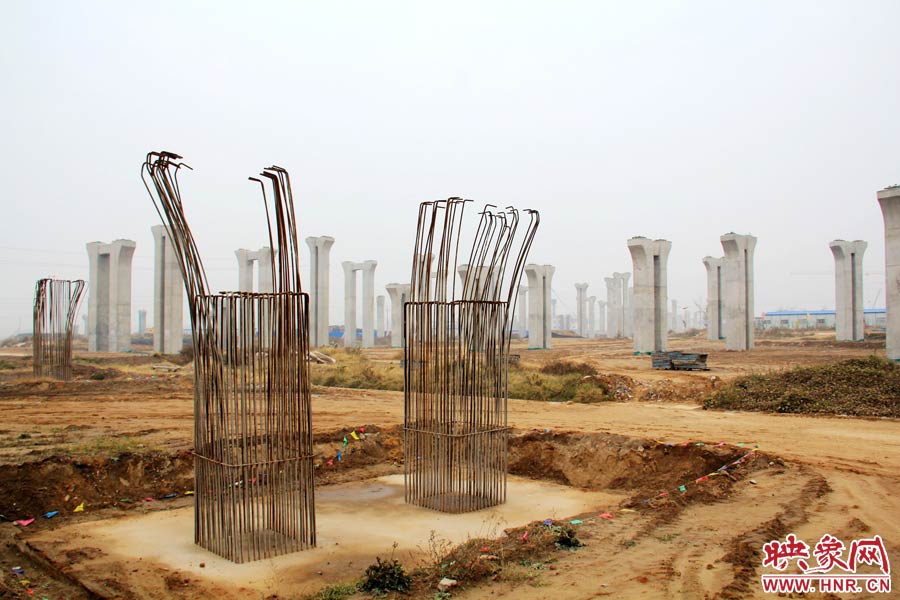 位于鄭州市南四環(huán)的京廣快速路南延工程已經(jīng)停工數(shù)月，現(xiàn)場幾百根橋墩已經(jīng)架起，場面甚是“震撼”。