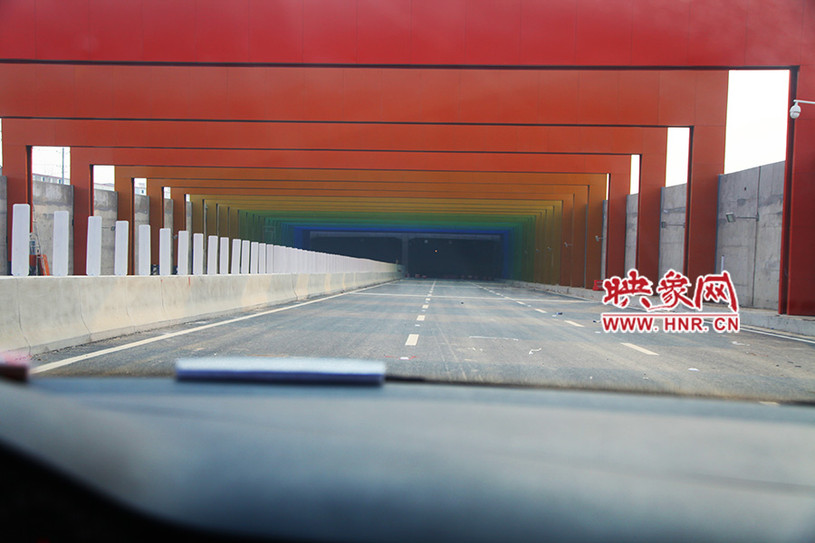 進(jìn)隧道時(shí)，由明到暗。