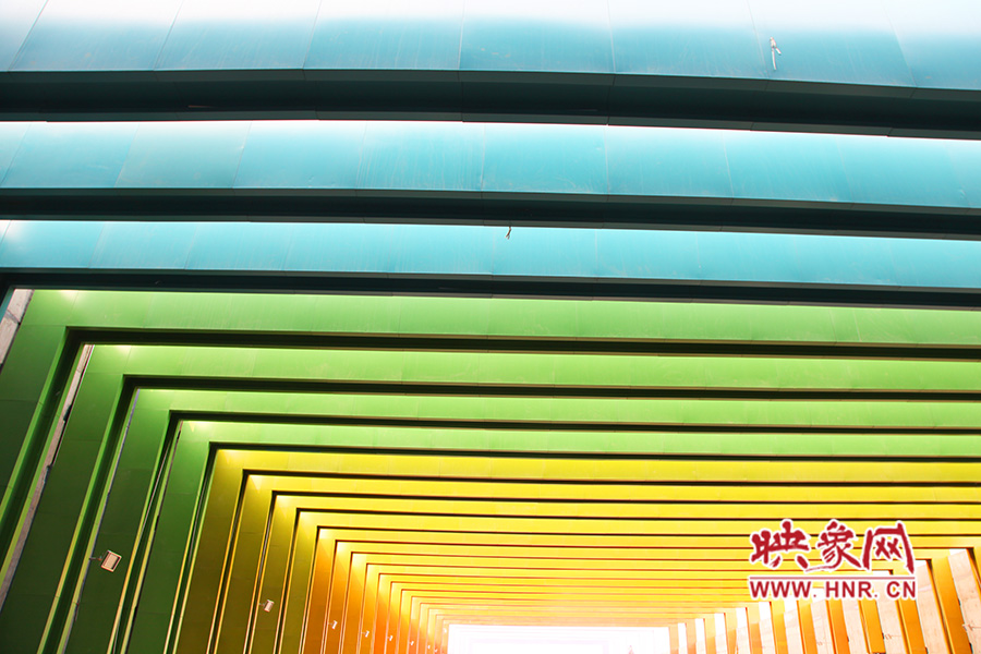 線條的明暗變化令人感覺(jué)夢(mèng)幻般神奇。