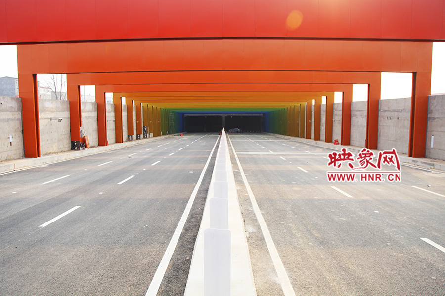 記者駕車體驗(yàn)。