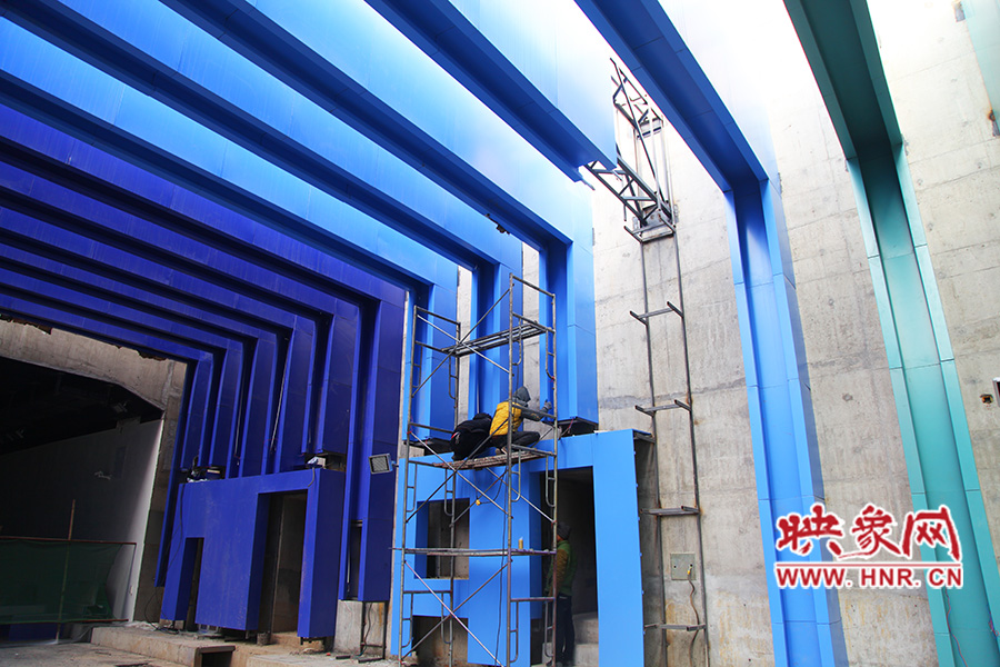 工人還在緊張施工。