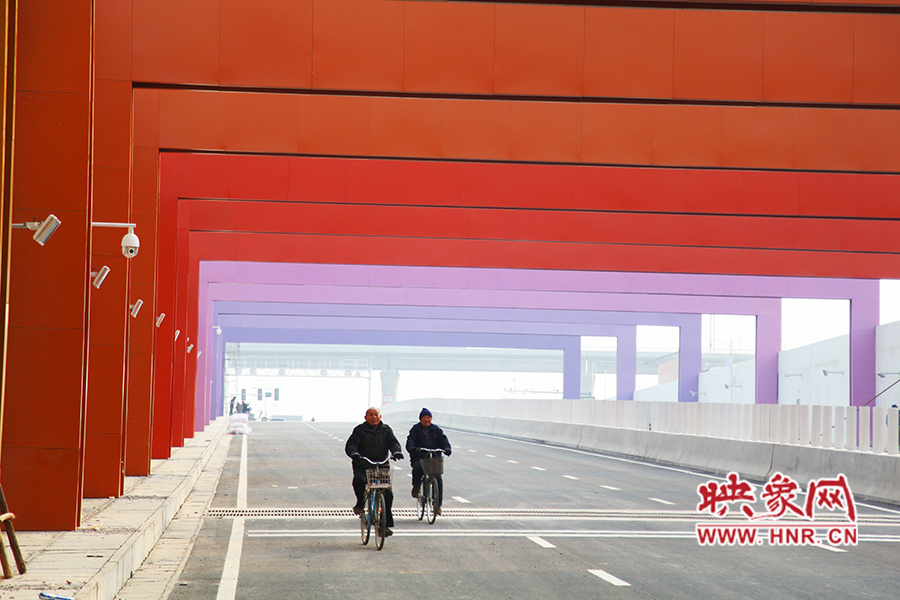 兩位老人騎自行車通過(guò)。