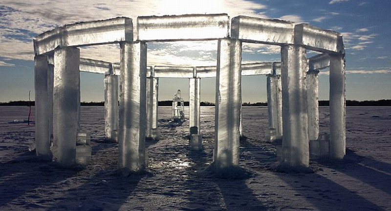 5名美國人制造冰柱版巨石陣。（網(wǎng)頁截圖）