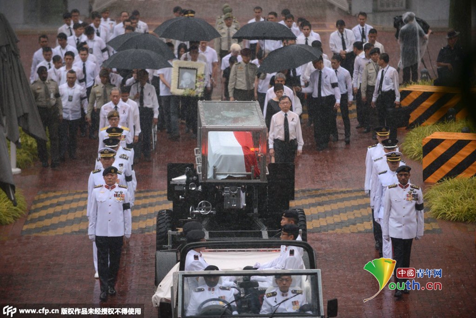 民眾冒雨在街頭守候